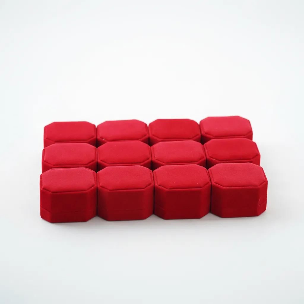 Paquete de 12 cajas de joyería para anillos y aretes de 6×5,3×3,8 cm. Diseñadas para la presentación profesional y protección de piezas pequeñas. Su estructura mantiene las joyas firmes y ordenadas, facilitando la exhibición, venta y resguardo en uso comercial.
