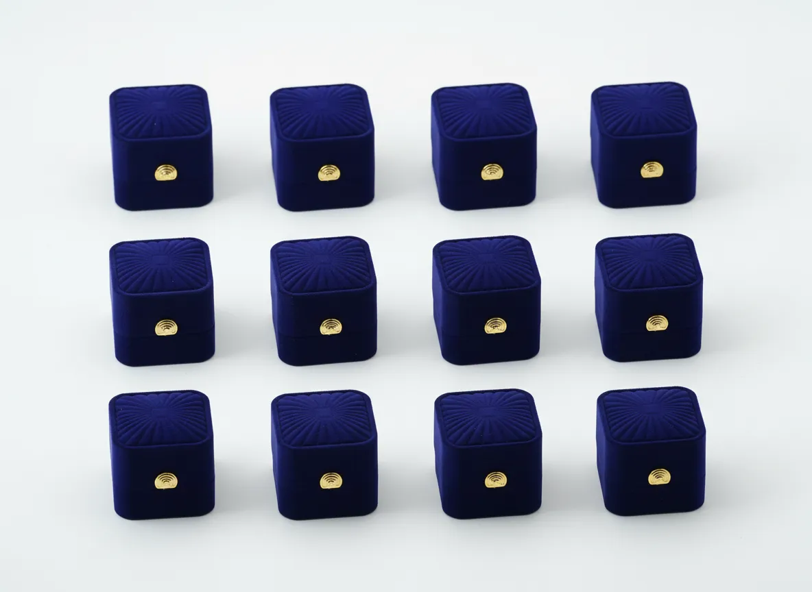 Paquete de 12 cajas de joyería de 5,4×4,8×4 cm, del mismo color. Diseñadas para anillos y aretes, con soporte interior que asegura una correcta colocación de las piezas. Fabricadas con estructura rígida para proteger la joyería durante exhibición, entrega y almacenamiento. Ideales para uso comercial y presentación uniforme en punto de venta.