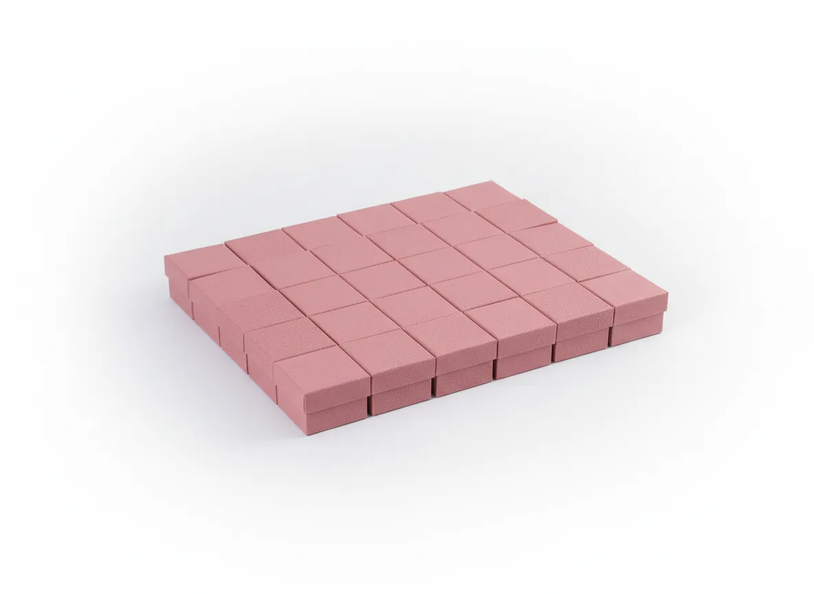 Paquete de 24 cajas de joyería para anillo de 5×5×3,5 cm, del mismo color. Diseñadas para la presentación y resguardo. Cuentan con soporte interior que permite colocar la pieza de forma estable y centrada. Fabricadas en material rígido, ofrecen protección durante la exhibición, entrega y almacenamiento. Su formato compacto proporciona una presentación limpia y ordenada, adecuada para uso comercial.