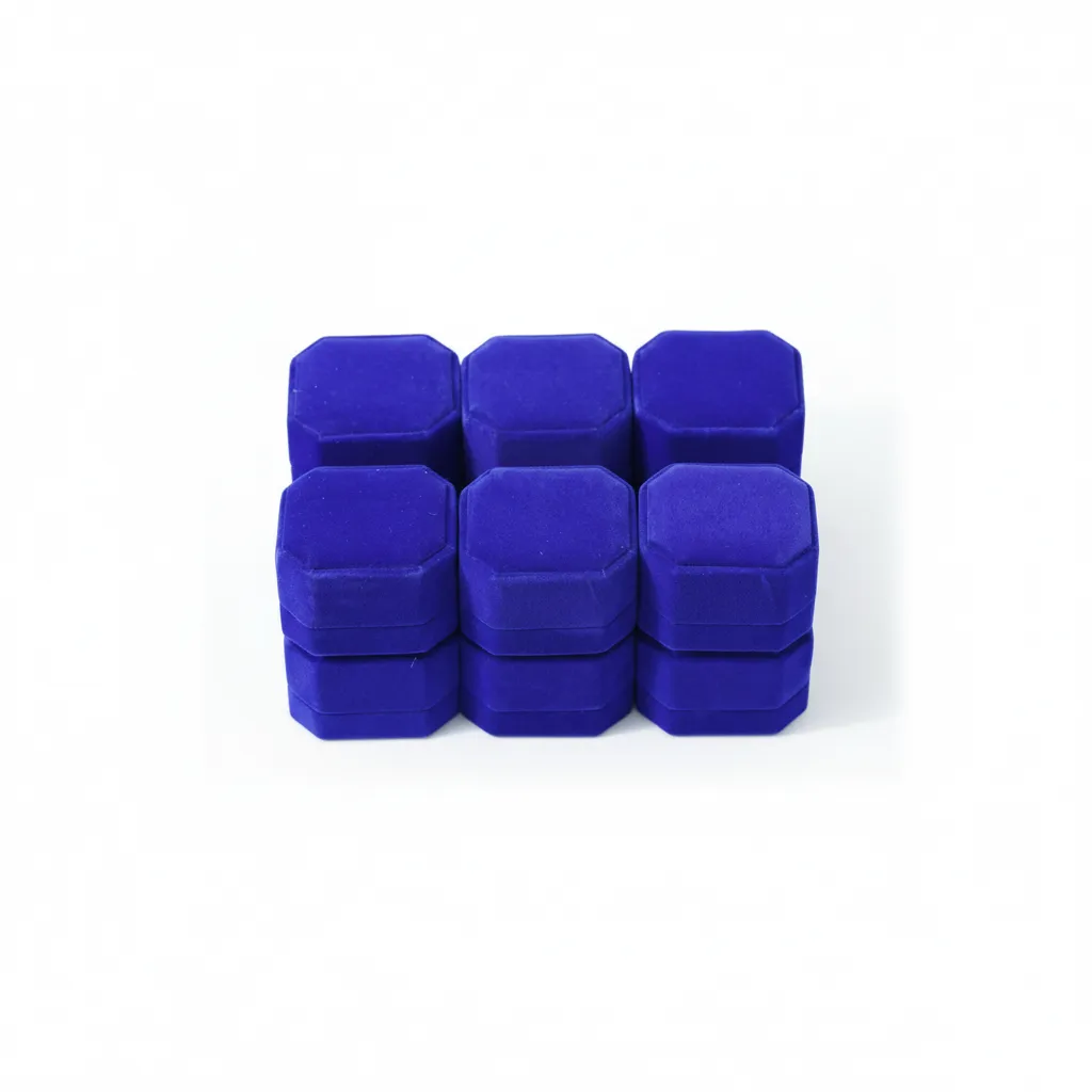 Paquete de 12 cajas de joyería para anillos y aretes de 6×5,3×3,8 cm. Diseñadas para la presentación profesional y protección de piezas pequeñas. Su estructura mantiene las joyas firmes y ordenadas, facilitando la exhibición, venta y resguardo en uso comercial.