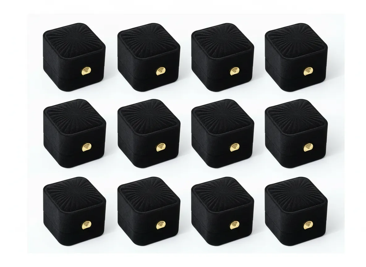 Paquete de 12 cajas de joyería de 5,4×4,8×4 cm, del mismo color. Diseñadas para anillos y aretes, con soporte interior que asegura una correcta colocación de las piezas. Fabricadas con estructura rígida para proteger la joyería durante exhibición, entrega y almacenamiento. Ideales para uso comercial y presentación uniforme en punto de venta.
