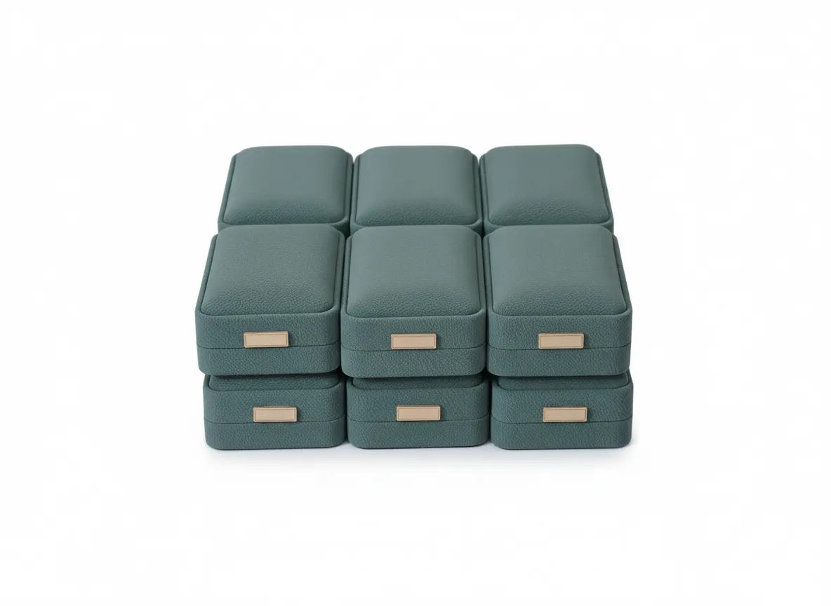 Paquete de 6 cajas de joyería cuadrado de 7×10×3,5 cm, del mismo modelo. Ideales para anillos y aretes, con interior que ayuda a mantener las piezas protegidas y bien organizadas. Su formato brinda una presentación uniforme y funcional, adecuada para uso comercial, entrega y almacenamiento.