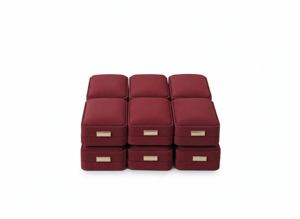 Paquete de 6 cajas de joyería cuadrado de 7×10×3,5 cm, del mismo modelo. Ideales para anillos y aretes, con interior que ayuda a mantener las piezas protegidas y bien organizadas. Su formato brinda una presentación uniforme y funcional, adecuada para uso comercial, entrega y almacenamiento.