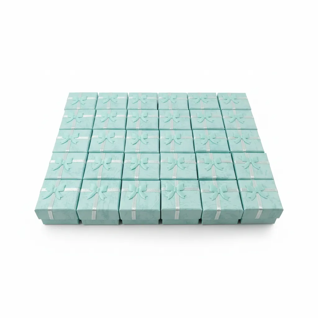 Caja de joyería de 4 x 4 cm ideal para anillos y aretes pequeños. Presentación elegante, resistente y lista para venta o regalo.