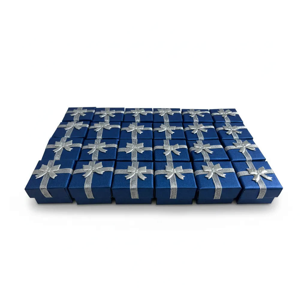 Caja de joyería de 4 x 4 cm ideal para anillos y aretes pequeños. Presentación elegante, resistente y lista para venta o regalo.