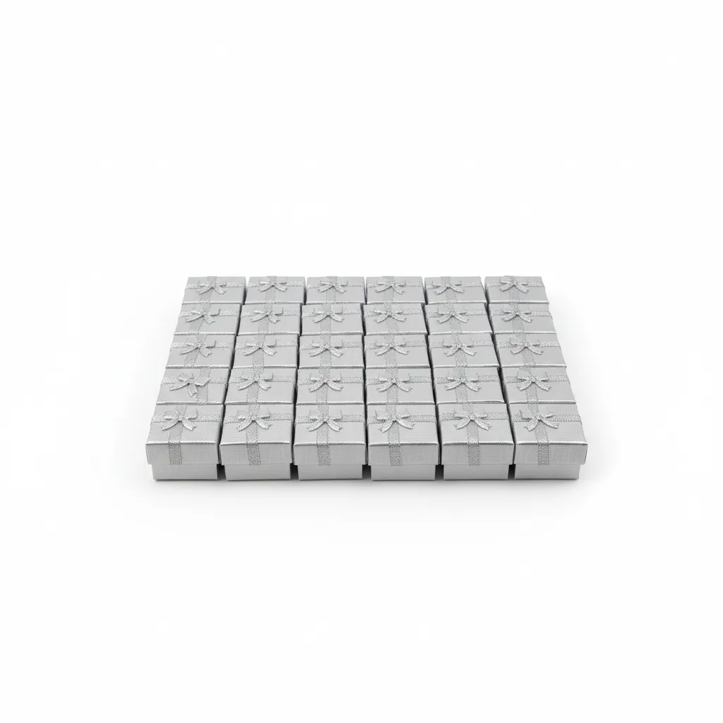 Caja de joyería de 4 x 4 cm ideal para anillos y aretes pequeños. Presentación elegante, resistente y lista para venta o regalo.