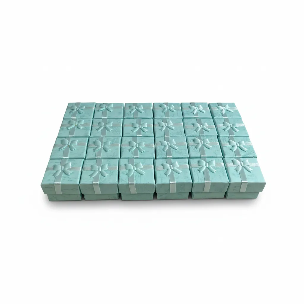 Caja de joyería de 4 x 4 cm ideal para anillos y aretes pequeños. Presentación elegante, resistente y lista para venta o regalo.