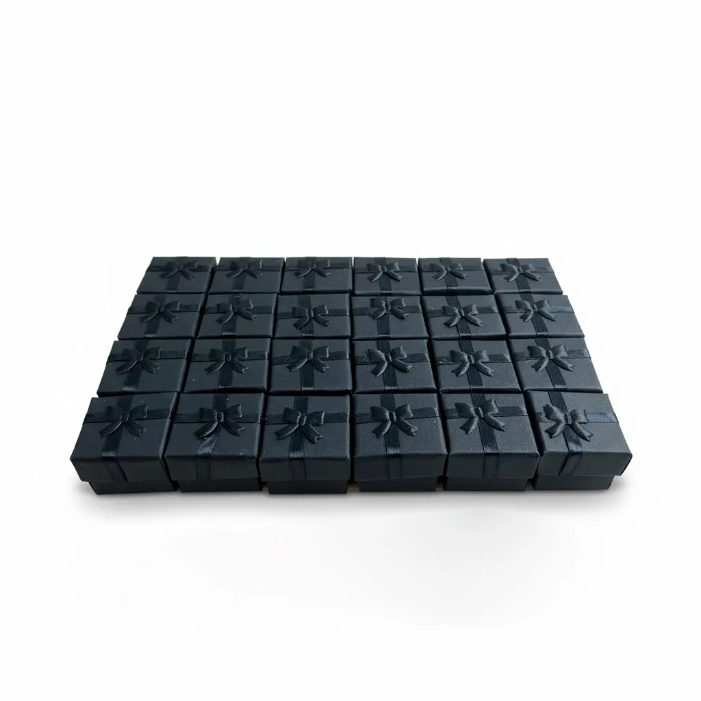 Caja de joyería de 4 x 4 cm ideal para anillos y aretes pequeños. Presentación elegante, resistente y lista para venta o regalo.