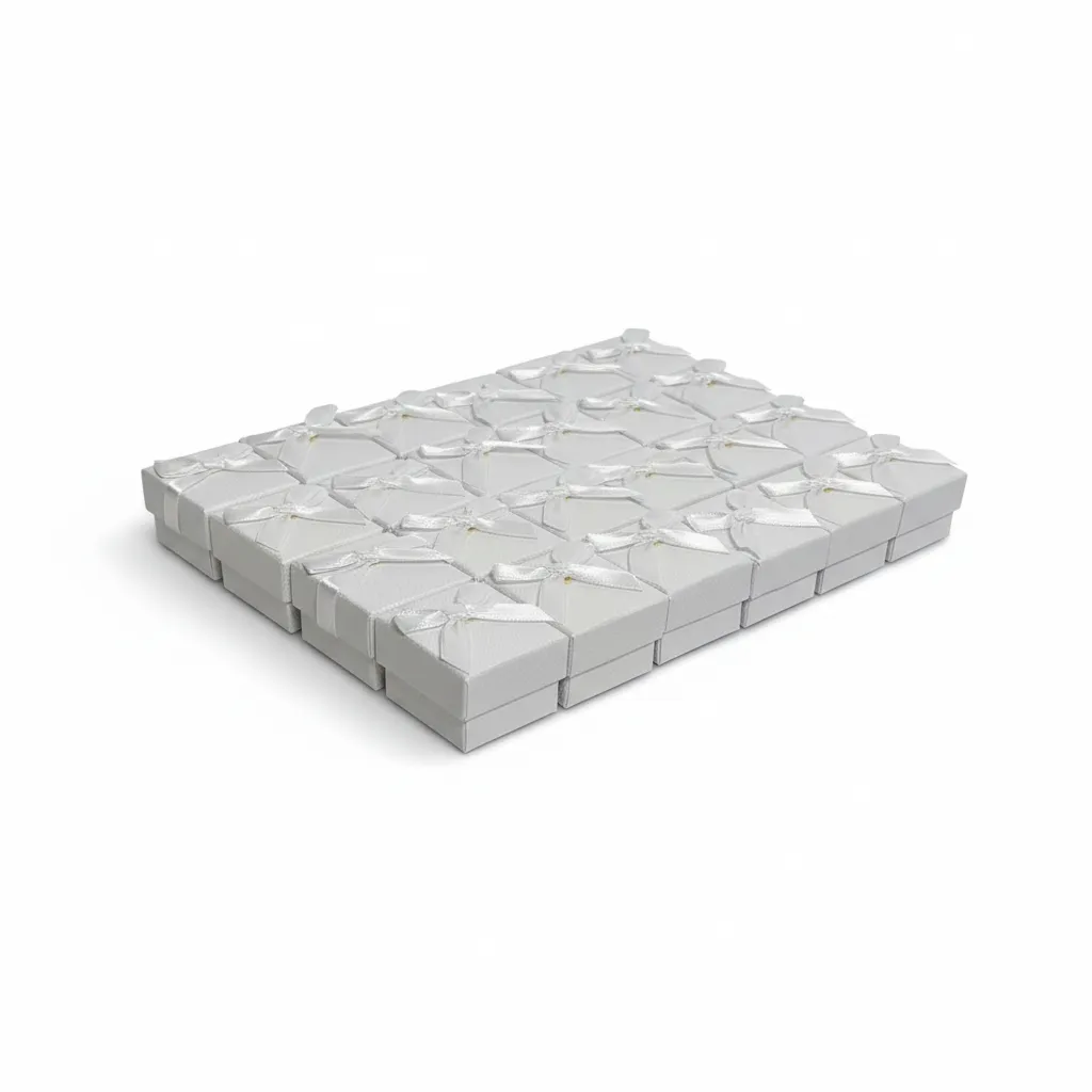 Caja de joyería de 4 x 4 cm ideal para anillos y aretes pequeños. Presentación elegante, resistente y lista para venta o regalo.