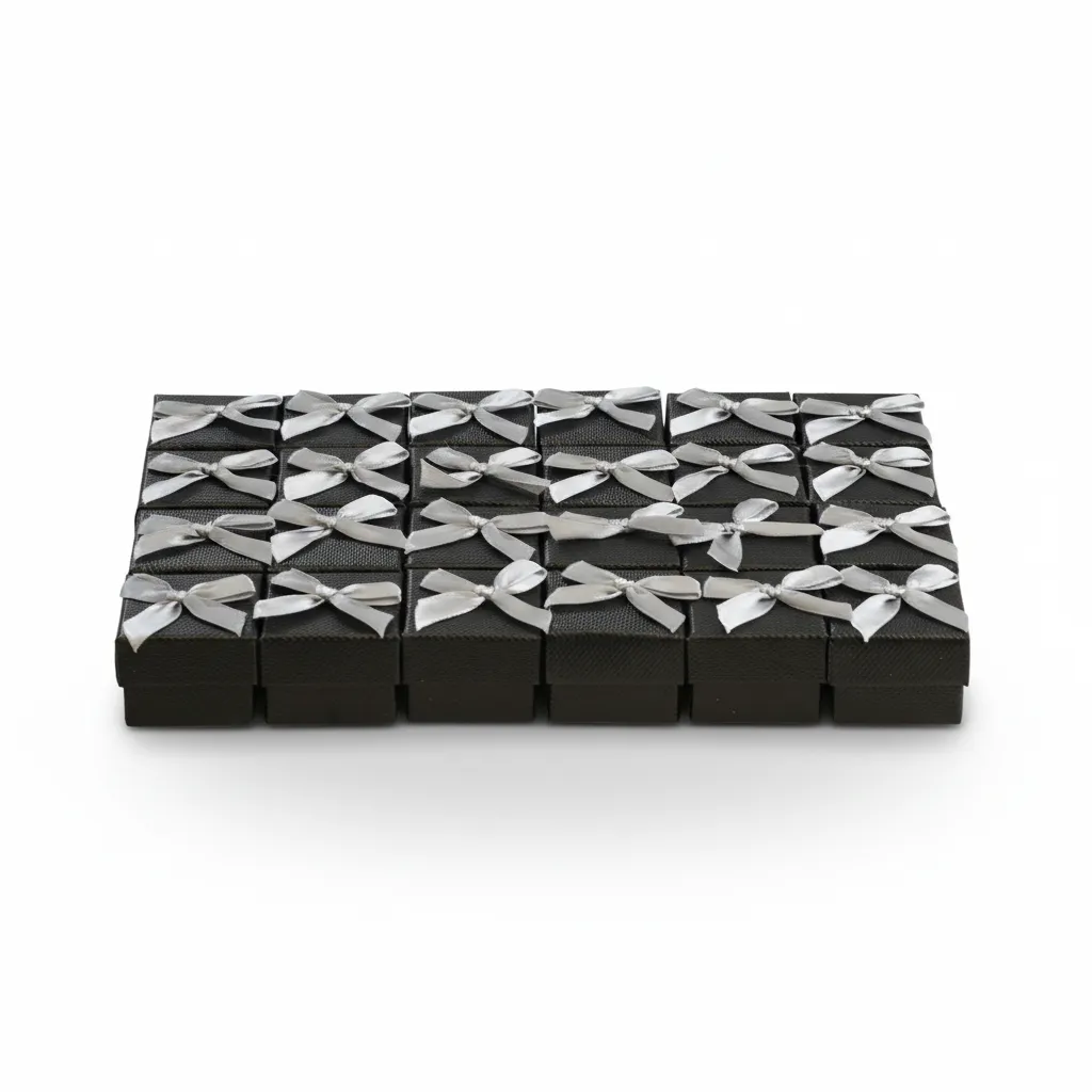 Caja de joyería de 4 x 4 cm ideal para anillos y aretes pequeños. Presentación elegante, resistente y lista para venta o regalo.