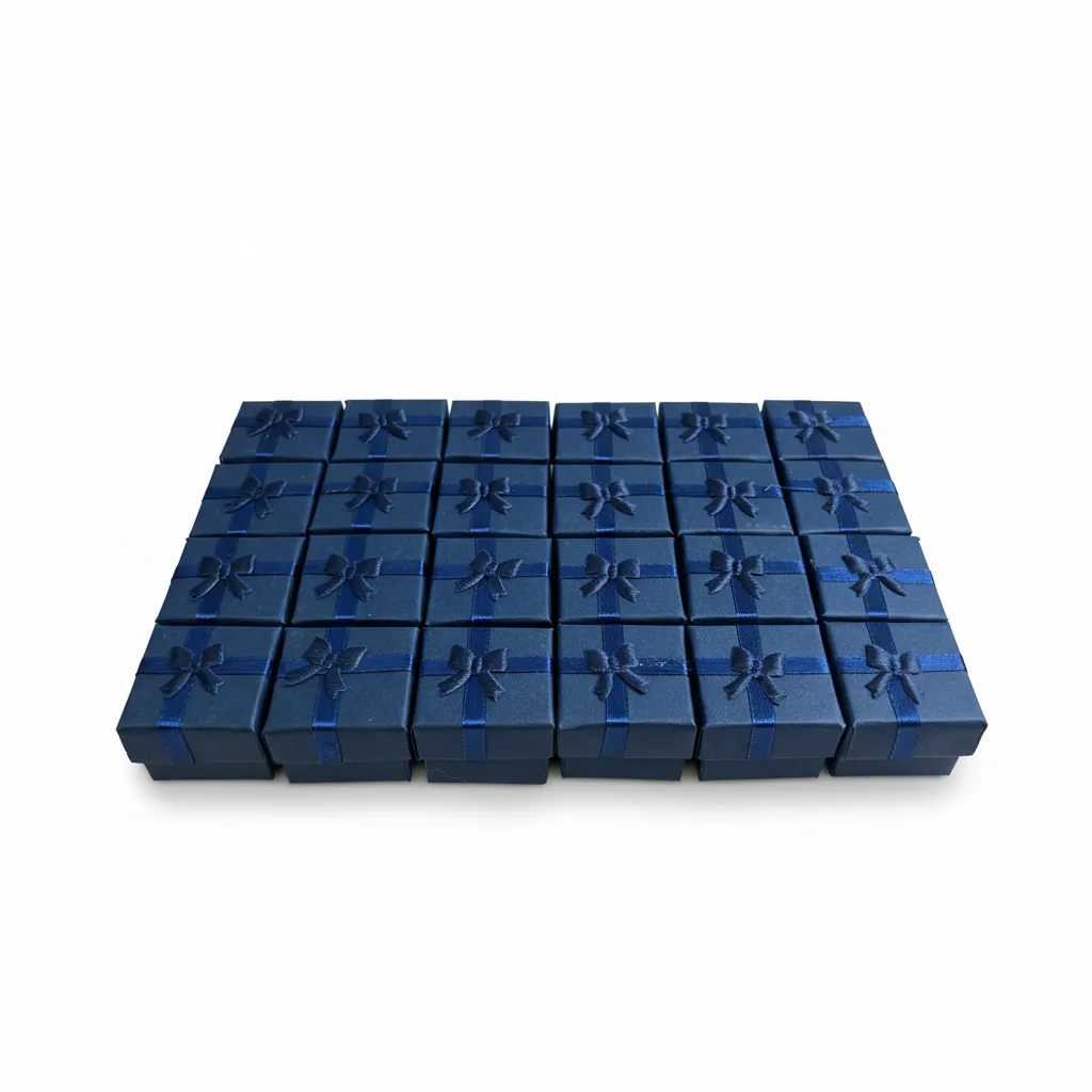 Caja de joyería de 4 x 4 cm ideal para anillos y aretes pequeños. Presentación elegante, resistente y lista para venta o regalo.