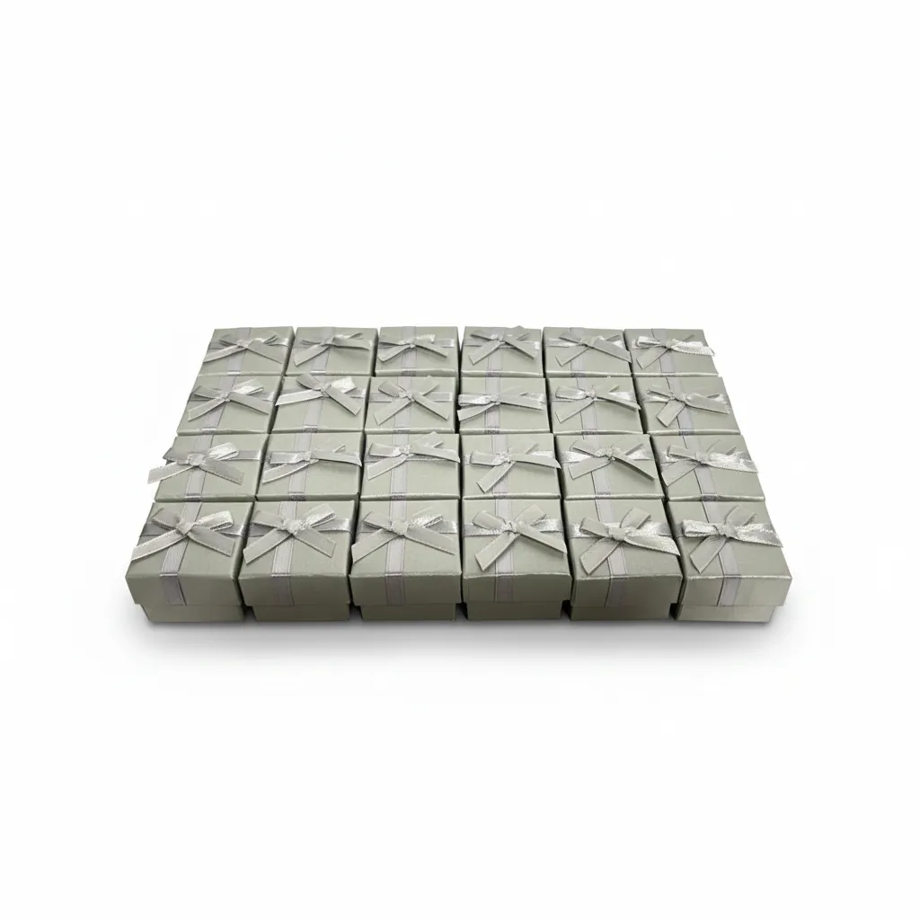 Caja de joyería de 4 x 4 cm ideal para anillos y aretes pequeños. Presentación elegante, resistente y lista para venta o regalo.