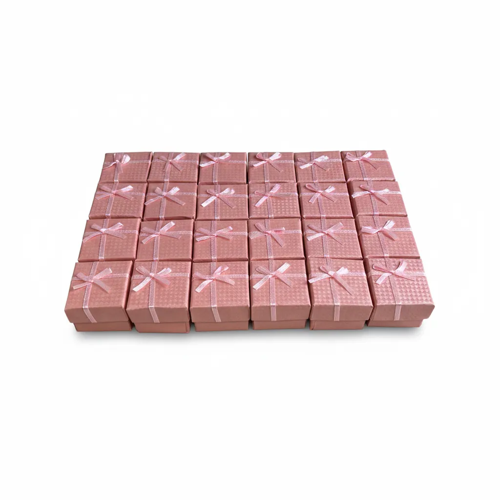 Caja de joyería de 4 x 4 cm ideal para anillos y aretes pequeños. Presentación elegante, resistente y lista para venta o regalo.