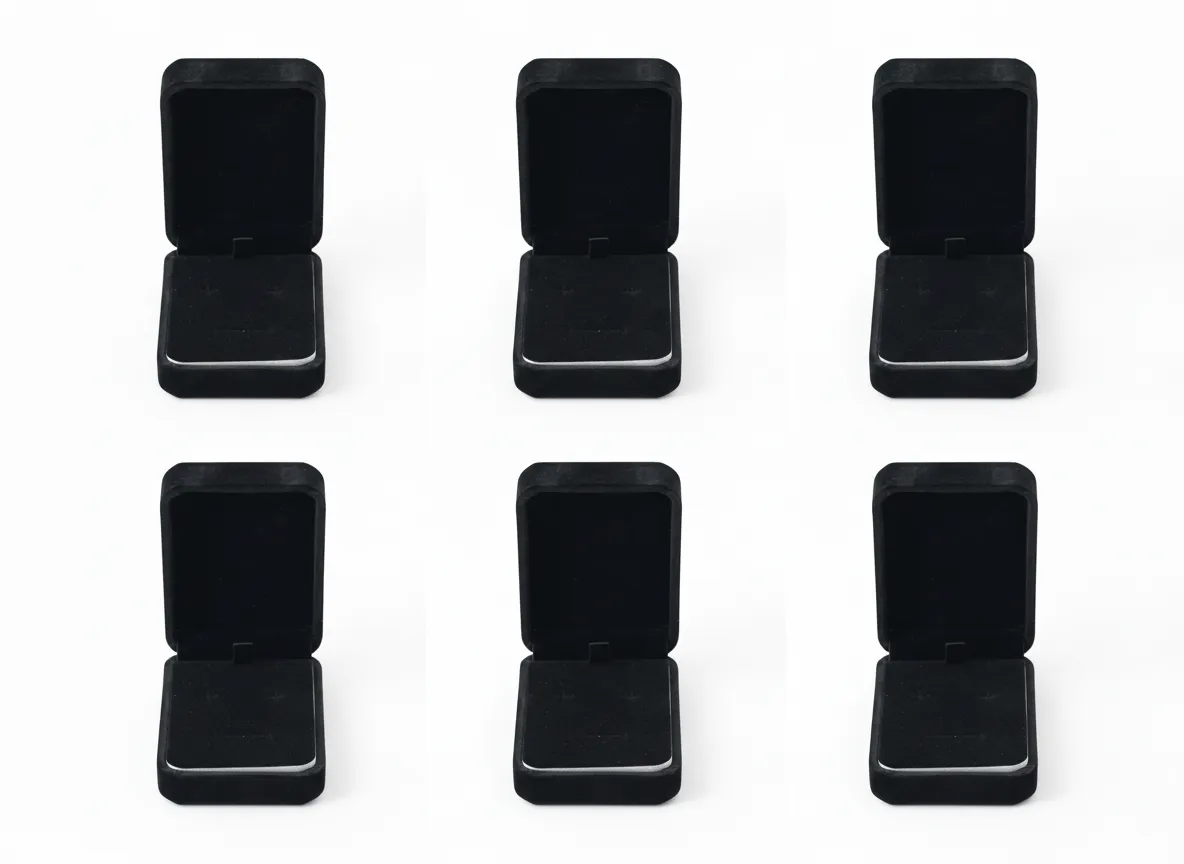 Paquete de 6 cajas rectangulares para joyería de 7×10×3,5 cm, del mismo color. Diseñadas para la presentación y resguardo de pulseras, tobilleras  y cadenas. Su formato alargado permite acomodar las piezas de forma ordenada y estable. Fabricadas en material rígido, ofrecen protección durante la exhibición, entrega y almacenamiento. Proporcionan una presentación limpia y adecuada para uso comercial.
