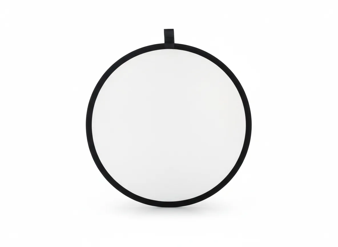 Reflector fotográfico plegable para control de iluminación. Disponible en diámetro de 80 cm. Incluye funda de transporte. Ideal para fotografía de producto, retrato y creación de contenido. Liviano, portátil y fácil de usar.