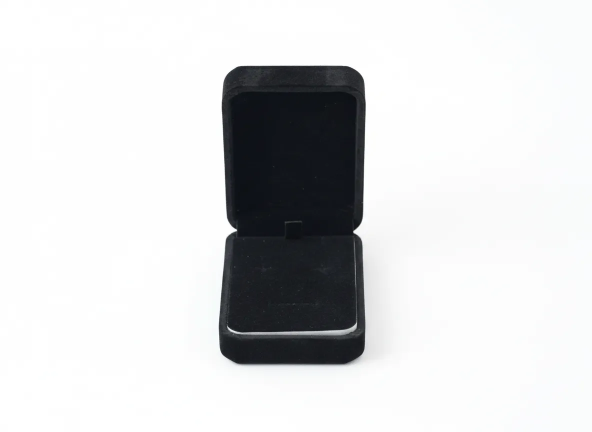 Caja rectangular para joyería de 7×10×3,5 cm, diseñada para la presentación y resguardo de pulseras, tobilleras y cadenas. Su formato alargado permite acomodar la pieza de forma ordenada y estable. Fabricada en material rígido, ofrece protección durante la exhibición, entrega y almacenamiento. Proporciona una presentación limpia y adecuada para uso comercial.