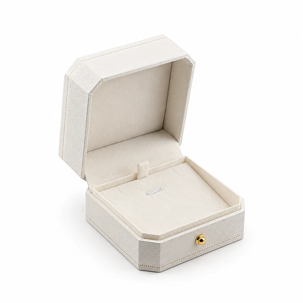 Empaque rectangular de estructura rígida, con tapa abatible, acabado blanco borde dorado e interior acolchado en tono claro. Su apariencia luminosa y delicada resalta la joyería con una presentación limpia y elegante.