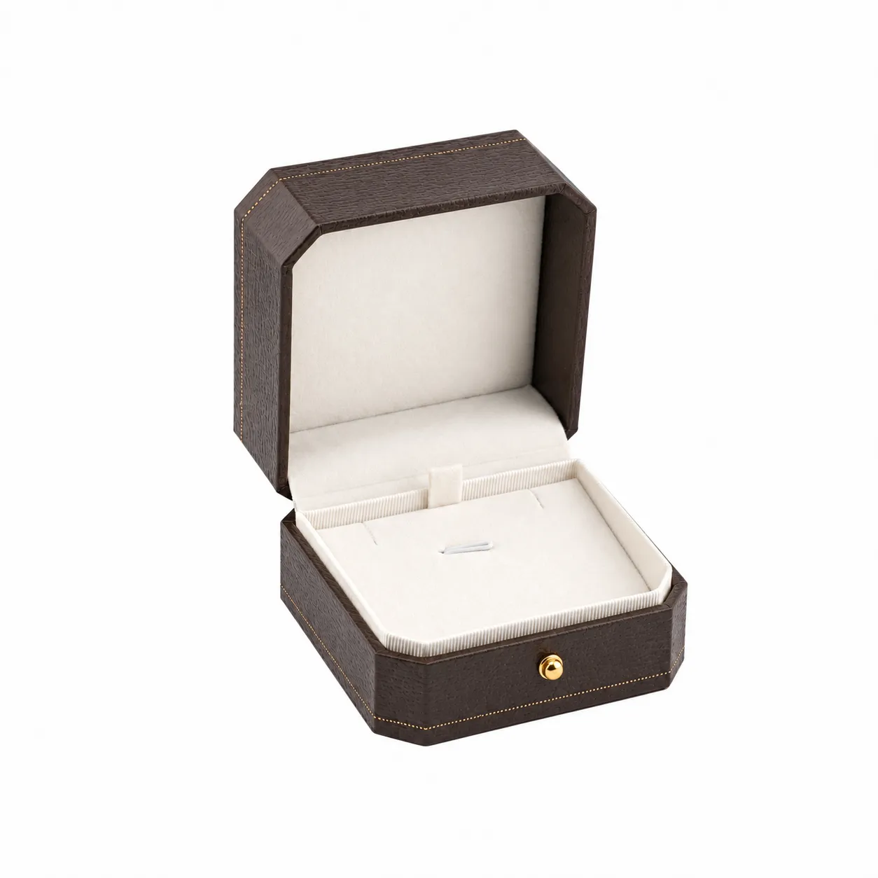 Empaque rectangular de estructura rígida, con tapa abatible, acabado café, borde dorado e interior acolchado en tono claro. Sus tonos cálidos transmiten sobriedad y realzan la presentación de anillos, aretes y otras piezas de joyería.