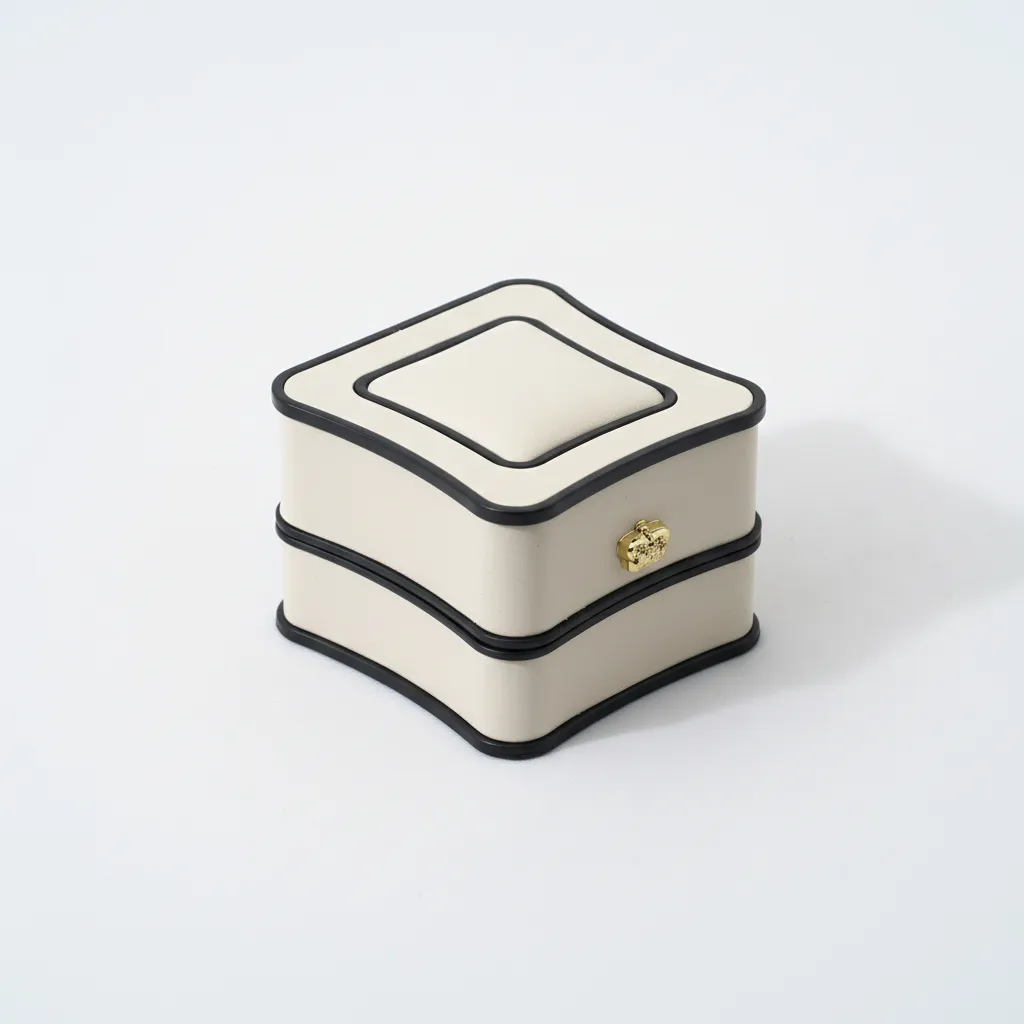 Caja de joyería de 6×6×5 cm, diseñada para la presentación y resguardo de dije, cadena, pulsera y tobillera. Su formato permite acomodar la pieza de forma ordenada y estable. Ofrece protección adecuada durante la exhibición, entrega y almacenamiento, con una presentación limpia y profesional.