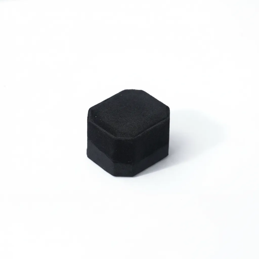 Caja de joyería 6×5,3×3,8 cm compacta diseñada para la presentación y resguardo de anillos y aretes. Su formato interior permite colocar las piezas de forma estable, manteniéndolas protegidas y bien posicionadas. Ideal para exhibición en punto de venta, entrega al cliente y almacenamiento.