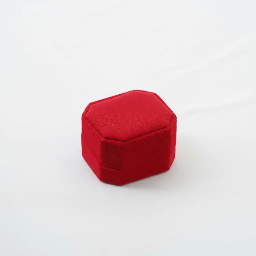 Caja de joyería 6×5,3×3,8 cm compacta diseñada para la presentación y resguardo de anillos y aretes. Su formato interior permite colocar las piezas de forma estable, manteniéndolas protegidas y bien posicionadas. Ideal para exhibición en punto de venta, entrega al cliente y almacenamiento.