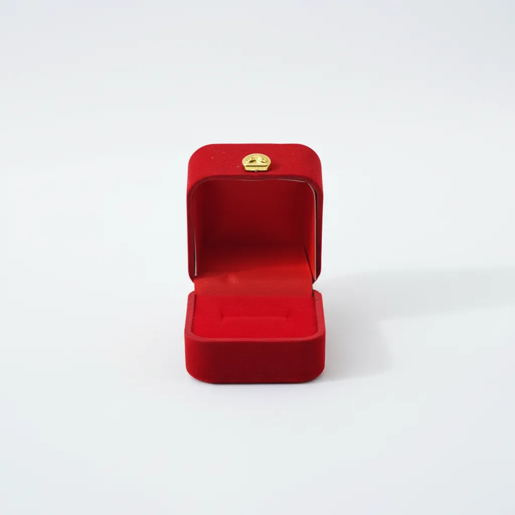 Caja de joyería compacta de 5,4×4,8×4 cm, diseñada para la presentación y resguardo de anillos y aretes. Cuenta con soporte interior que mantiene las piezas en posición estable. Su estructura rígida ofrece protección durante exhibición, almacenamiento y venta, brindando una presentación ordenada y profesional.