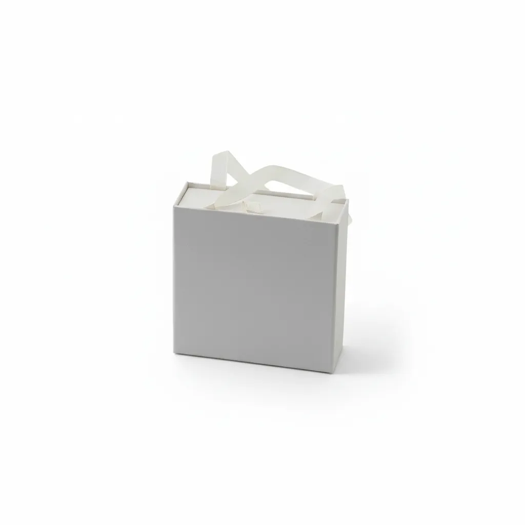 Caja de joyería rígida con colgaderas de 10×10×3,5 cm, diseñada para empacar anillos, aretes, pulseras, cadenas y tobilleras. Su formato tipo bolsa de regalo combina estructura firme con asas superiores, ofreciendo una presentación práctica y elegante para venta, entrega y obsequio.