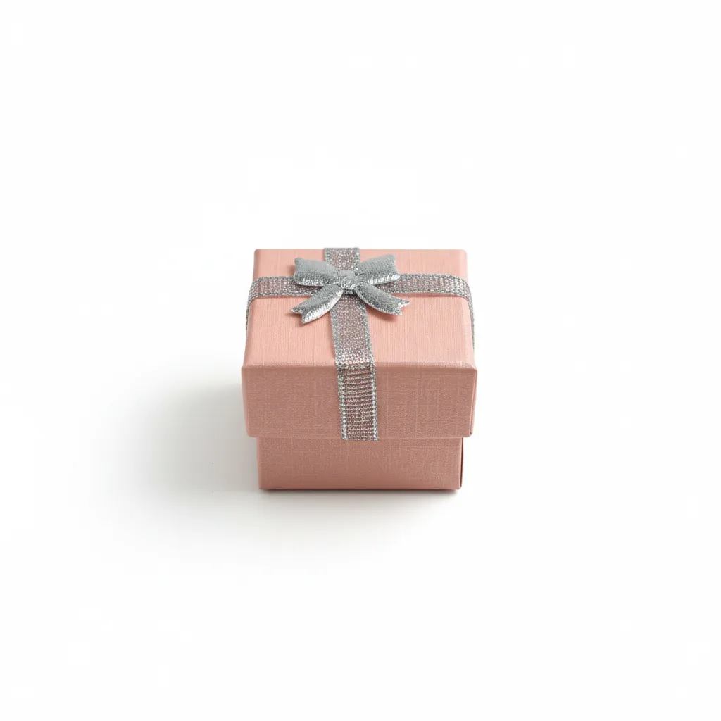 Caja de joyería de 4 x 4 cm ideal para anillos y aretes pequeños. Presentación elegante, resistente y lista para venta o regalo.