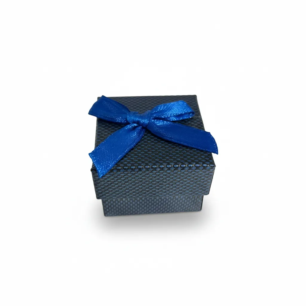 Caja de joyería de 4 x 4 cm ideal para anillos y aretes pequeños. Presentación elegante, resistente y lista para venta o regalo.