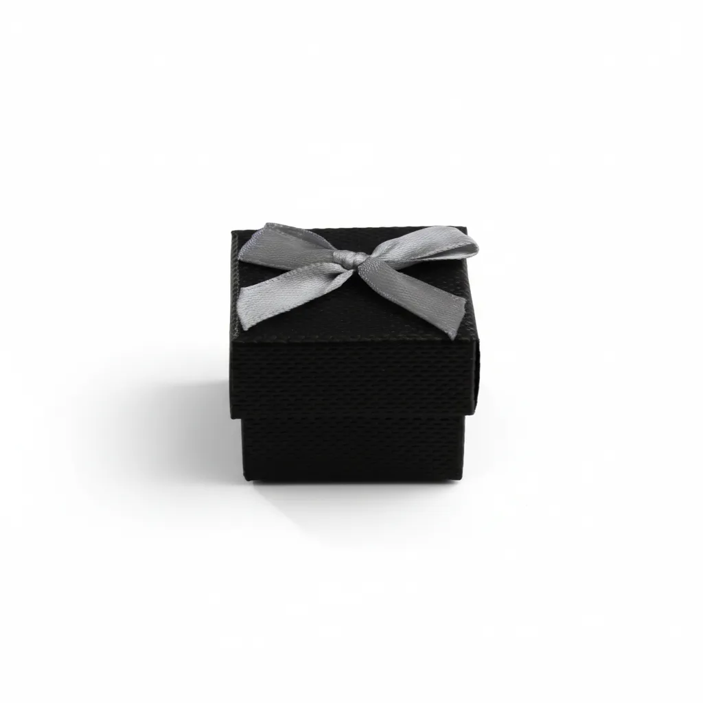 Caja de joyería de 4 x 4 cm ideal para anillos y aretes pequeños. Presentación elegante, resistente y lista para venta o regalo.