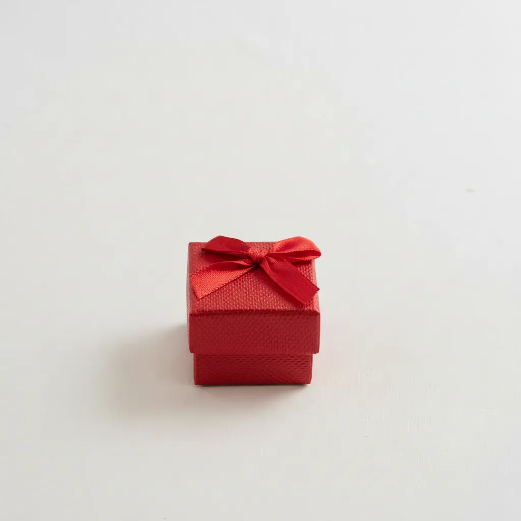 Caja de joyería de 4 x 4 cm ideal para anillos y aretes pequeños. Presentación elegante, resistente y lista para venta o regalo.