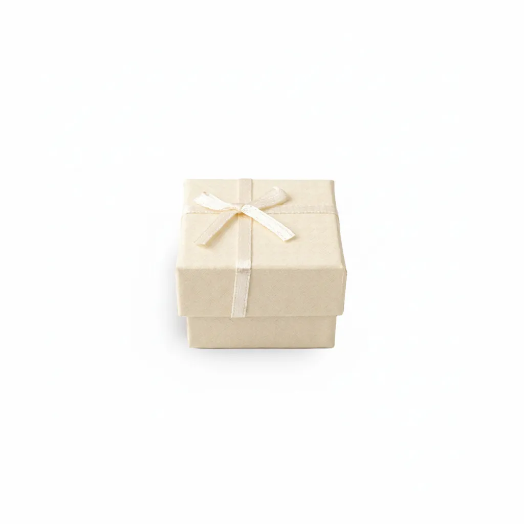 Caja de joyería de 4 x 4 cm ideal para anillos y aretes pequeños. Presentación elegante, resistente y lista para venta o regalo.