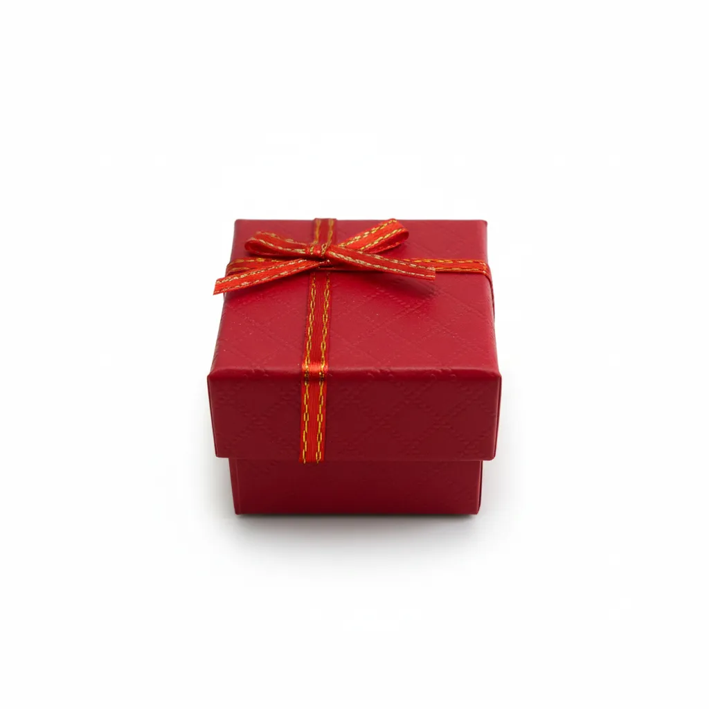 Caja de joyería de 4 x 4 cm ideal para anillos y aretes pequeños. Presentación elegante, resistente y lista para venta o regalo.