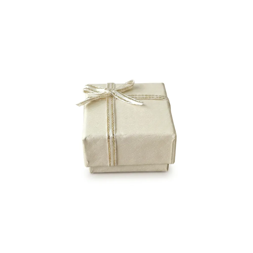 Caja de joyería de 4 x 4 cm ideal para anillos y aretes pequeños. Presentación elegante, resistente y lista para venta o regalo.