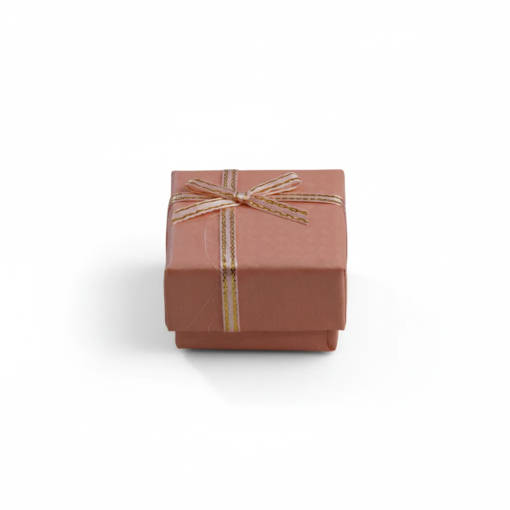 Caja de joyería de 4 x 4 cm ideal para anillos y aretes pequeños. Presentación elegante, resistente y lista para venta o regalo.