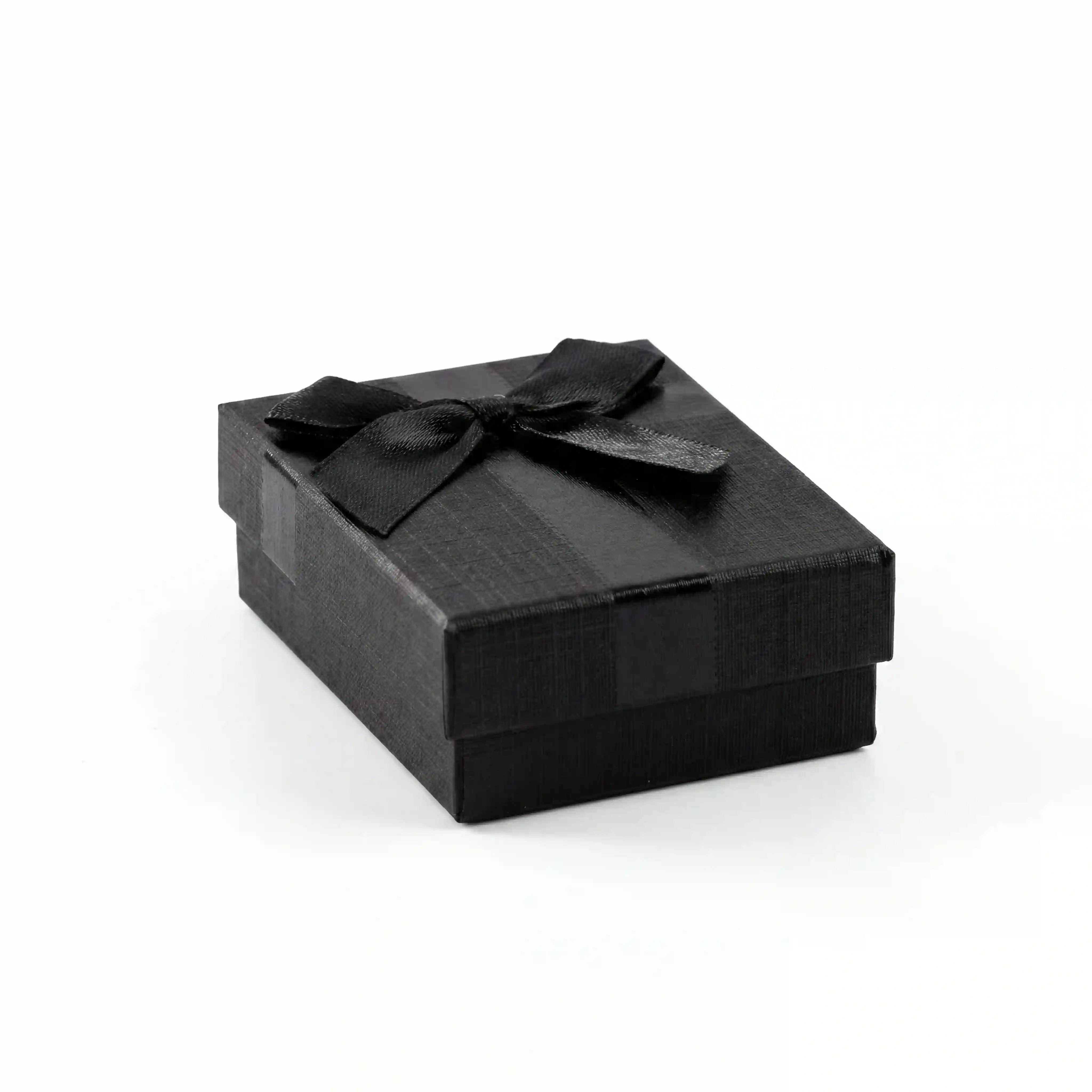 Empaque de presentación para joyería de 7 × 9 × 3 cm, con detalle en lazo y acabado elegante. Ideal para entregar tus piezas con una imagen cuidada, delicada y de mayor valor percibido.