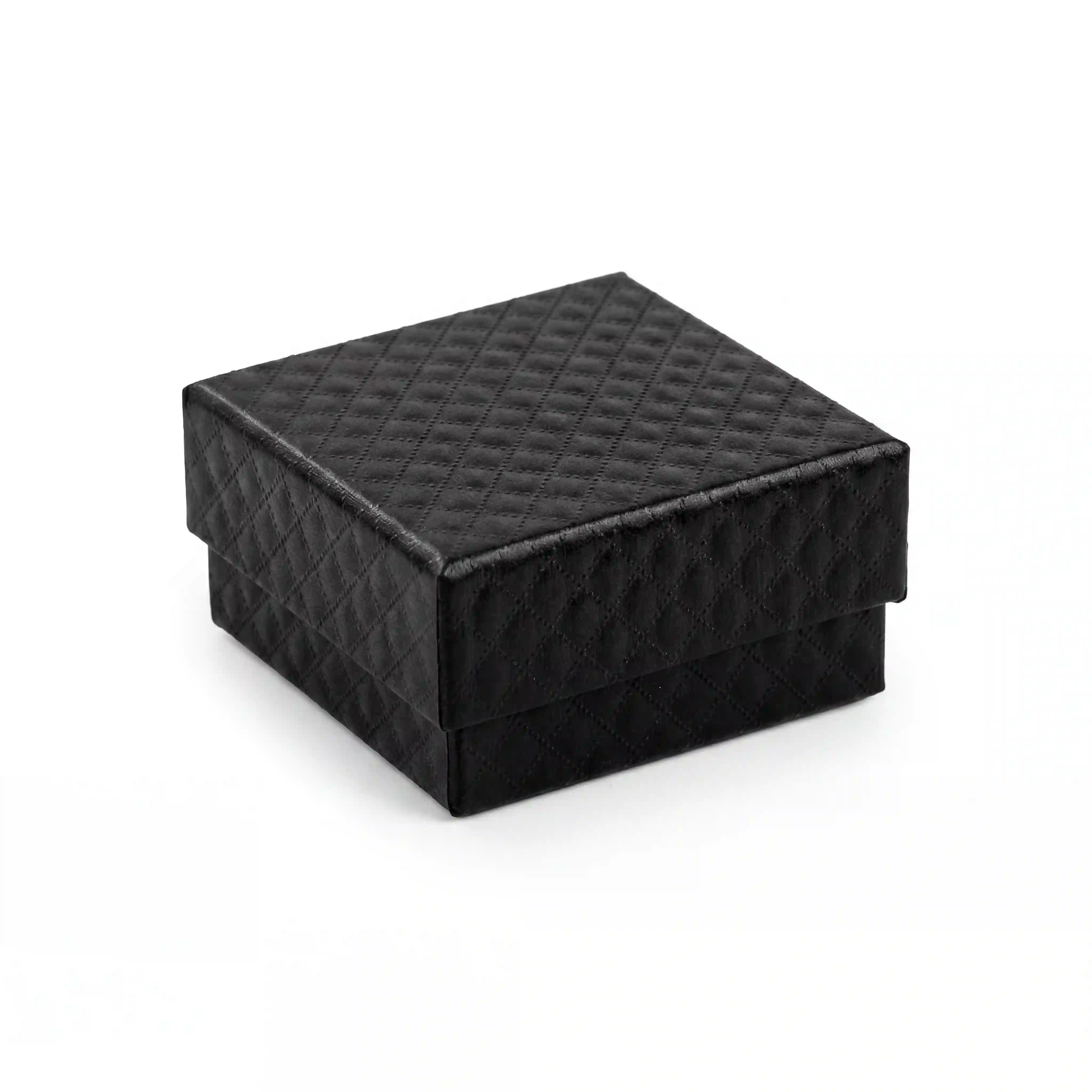 Empaque para joyería de 7 × 7 × 3,5 cm, con acabado texturizado y diseño sobrio. Perfecto para una presentación elegante, moderna y con presencia.