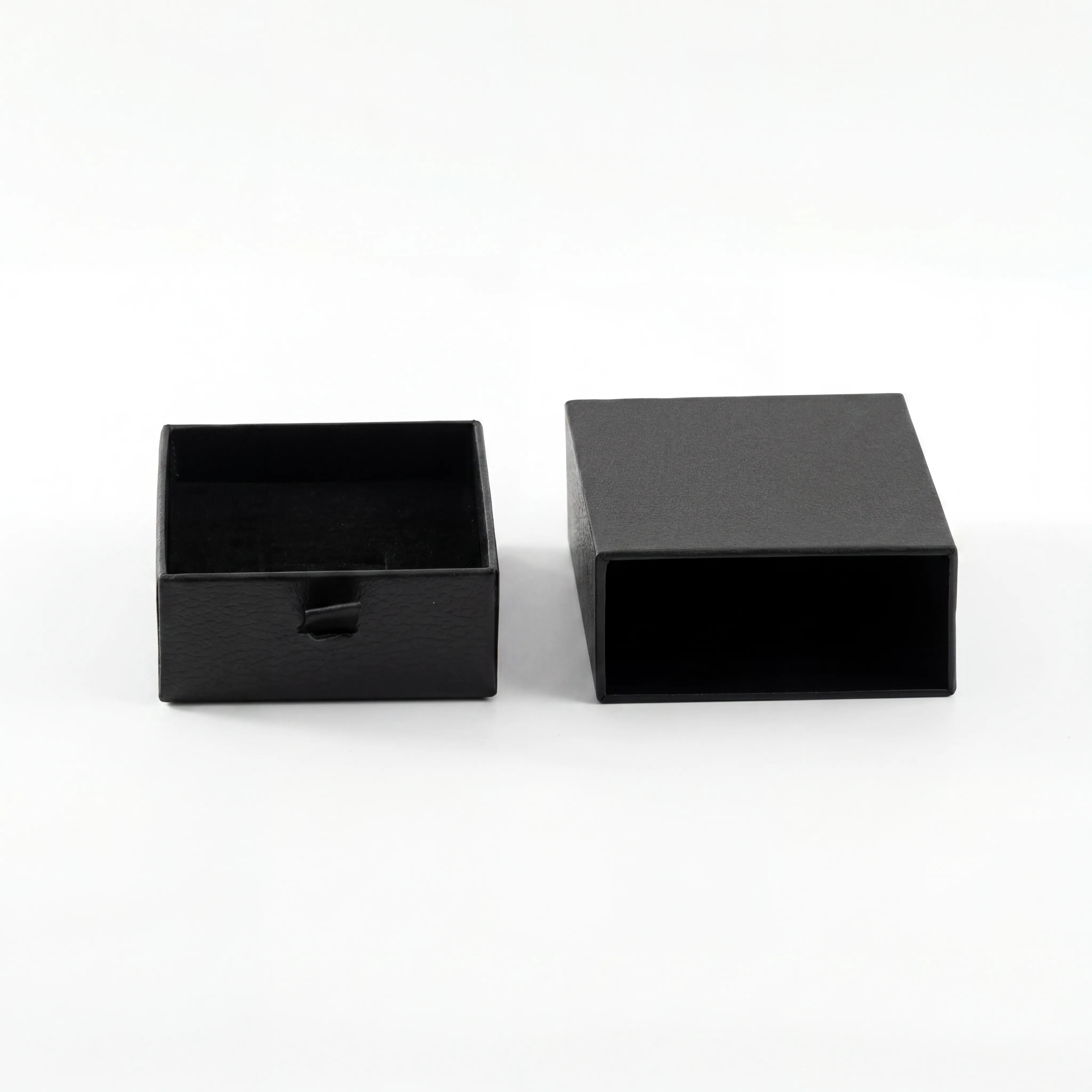 Empaque deslizable de 7 × 9 × 3 cm, con diseño limpio y estructura funcional. Ideal para presentar joyas con un estilo elegante y una experiencia de empaque más cuidada.