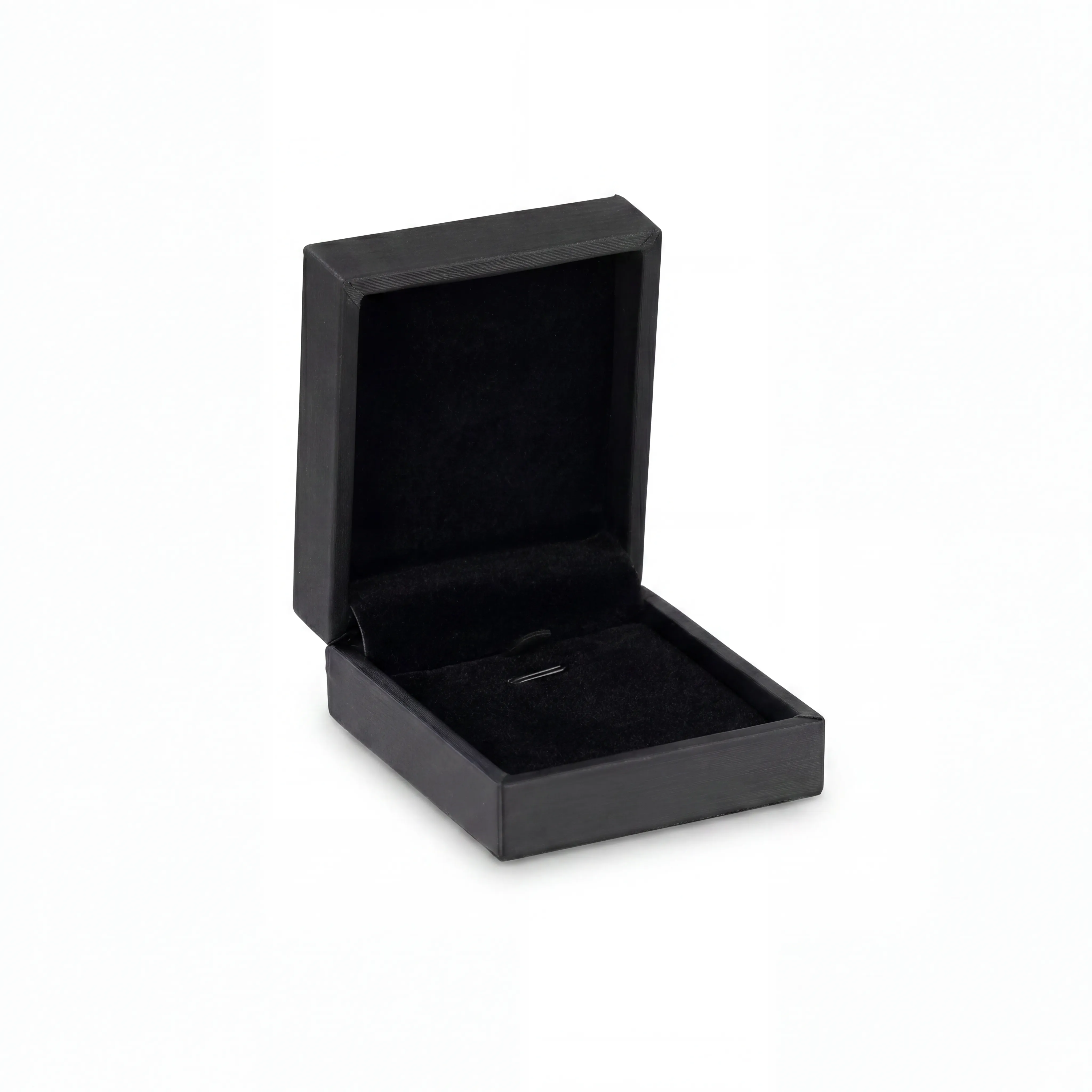 Empaque de presentación premium de 8,5 × 7,5 × 3,5 cm, con diseño sobrio y elegante. Ideal para resaltar la joya con una imagen más exclusiva y cuidada.