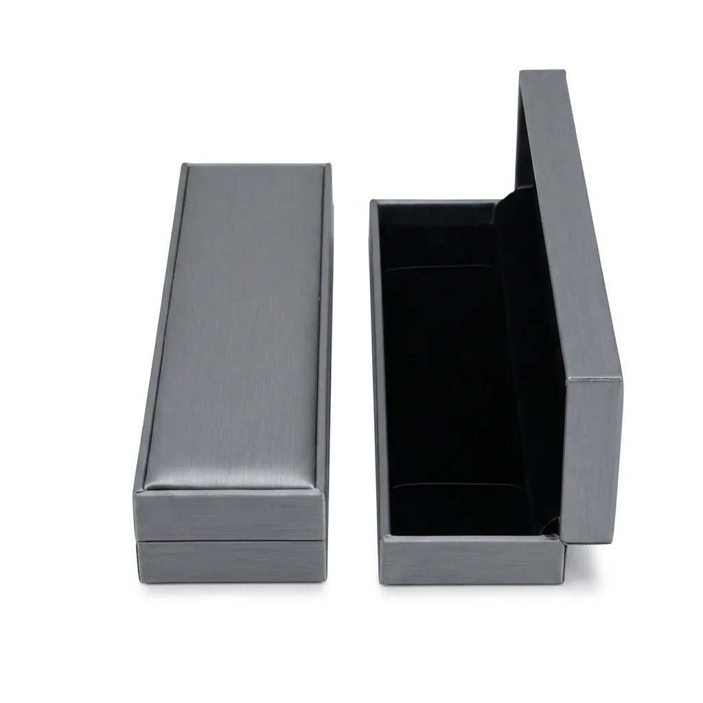 Empaque de formato alargado de 22 × 5,5 × 3,5 cm, ideal para cadenas, pulseras o piezas lineales. Su diseño elegante brinda una presentación más sofisticada y profesional.