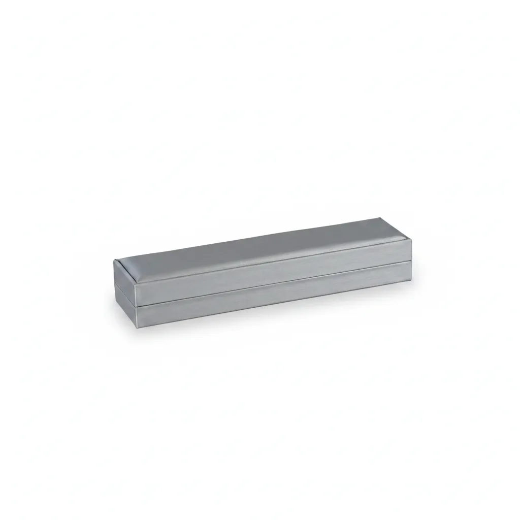 Empaque de formato alargado de 22 × 5,5 × 3,5 cm, ideal para cadenas, pulseras o piezas lineales. Su diseño elegante brinda una presentación más sofisticada y profesional.