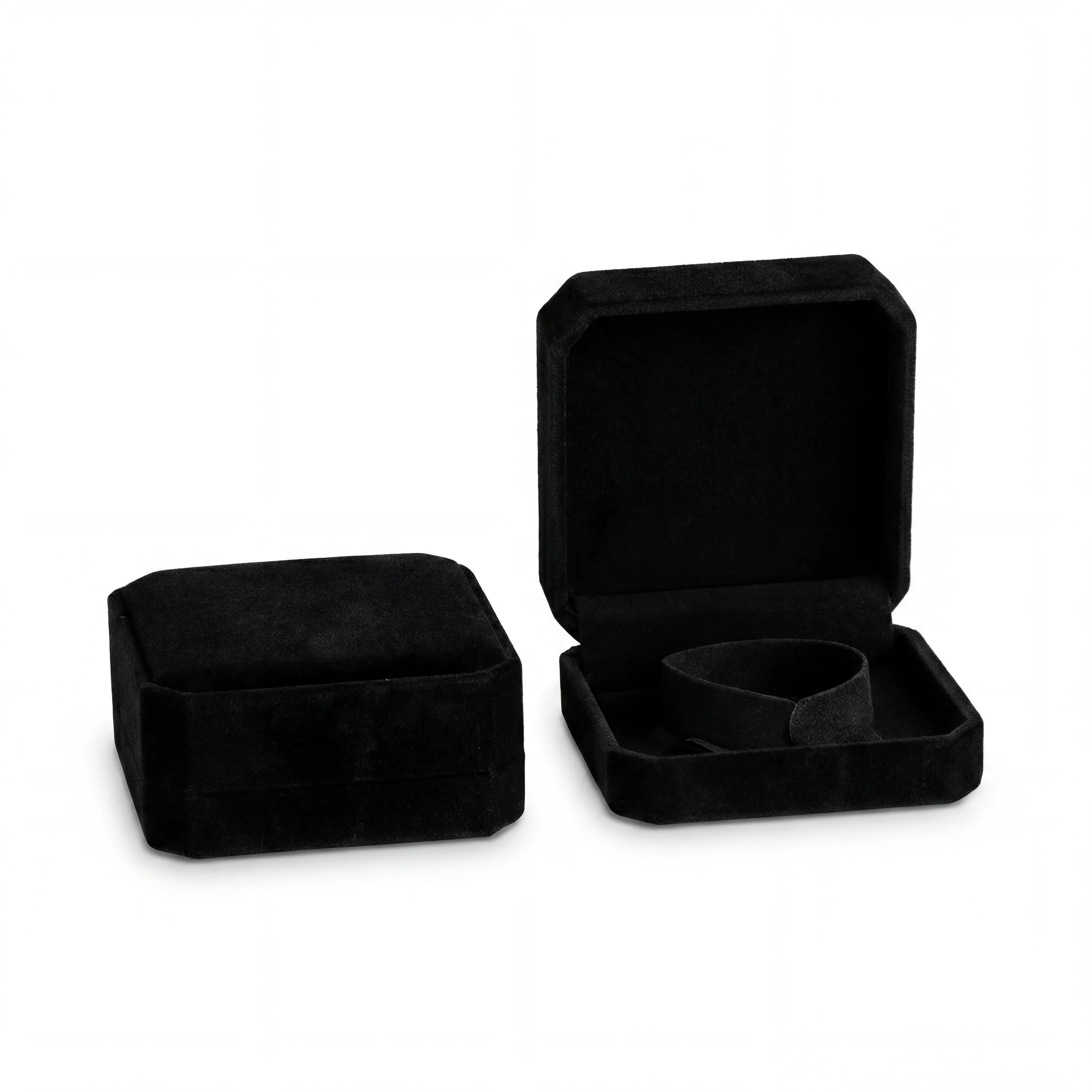 Empaque de joyería de 9 × 9 × 4,5 cm, con estilo refinado y estructura firme. Pensado para entregar tus piezas con una presencia más exclusiva y una mejor percepción de marca.