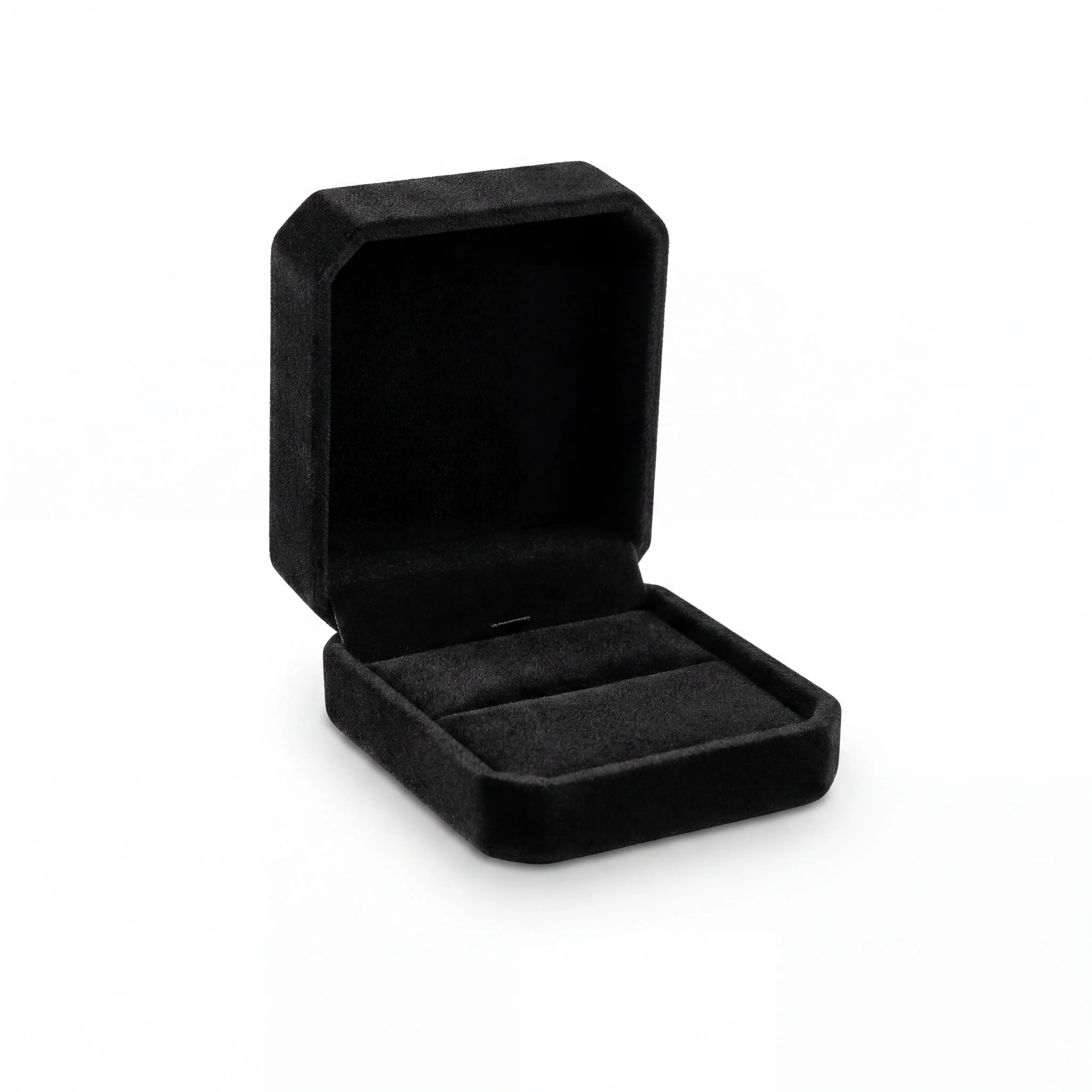 Empaque de presentación compacto de 7 × 8 × 4 cm, ideal para joyas delicadas. Su diseño sobrio ayuda a elevar la experiencia de entrega.