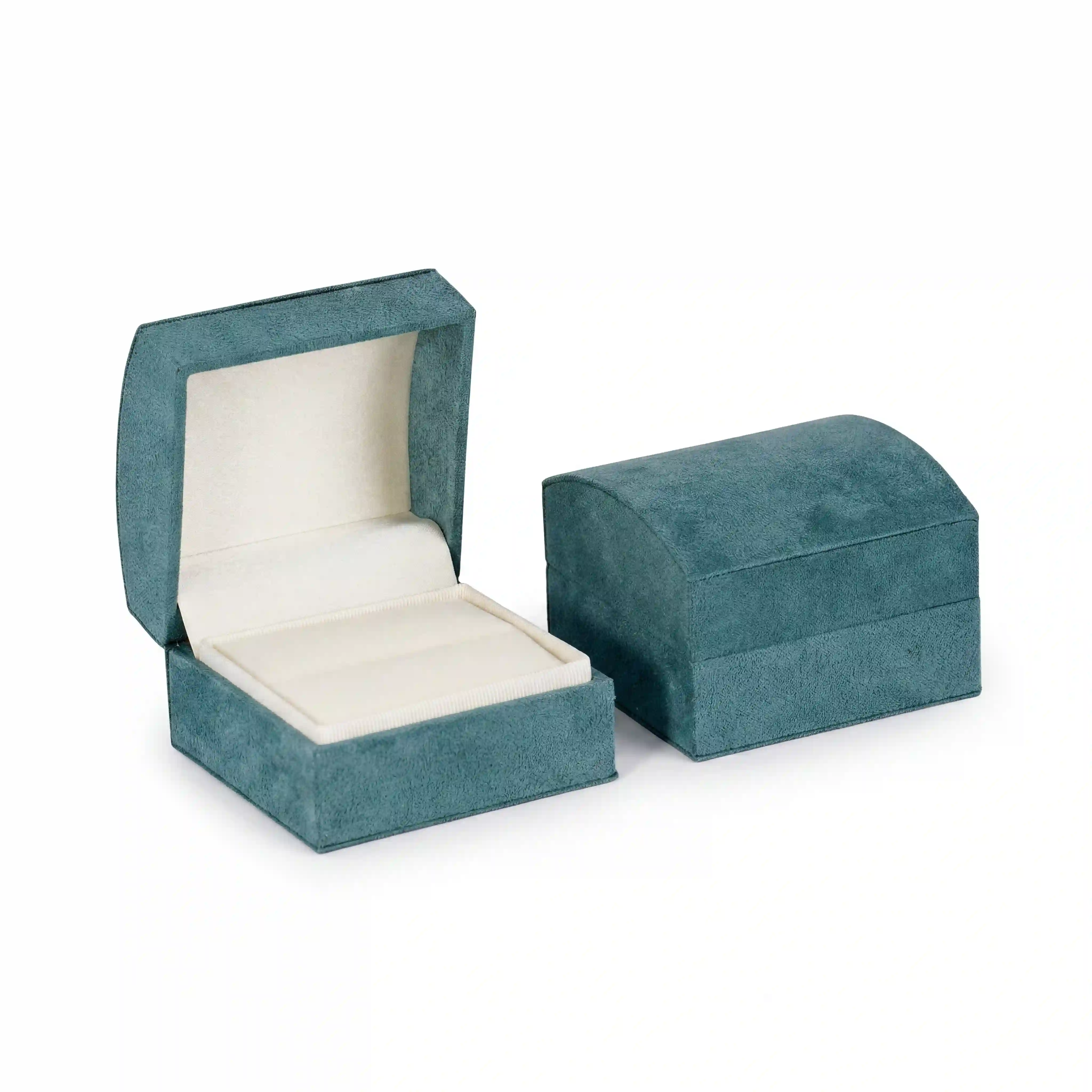 Empaque premium de formato compacto de 6,4 × 6,5 × 4 cm, ideal para una presentación distinguida. Aporta elegancia y valor visual desde el primer momento.