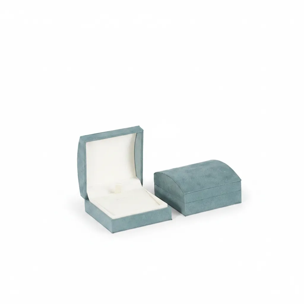 Empaque para joyería de 7 × 7 × 3,5 cm, con diseño elegante y presencia sobria. Perfecto para una entrega cuidada, estética y con estilo.