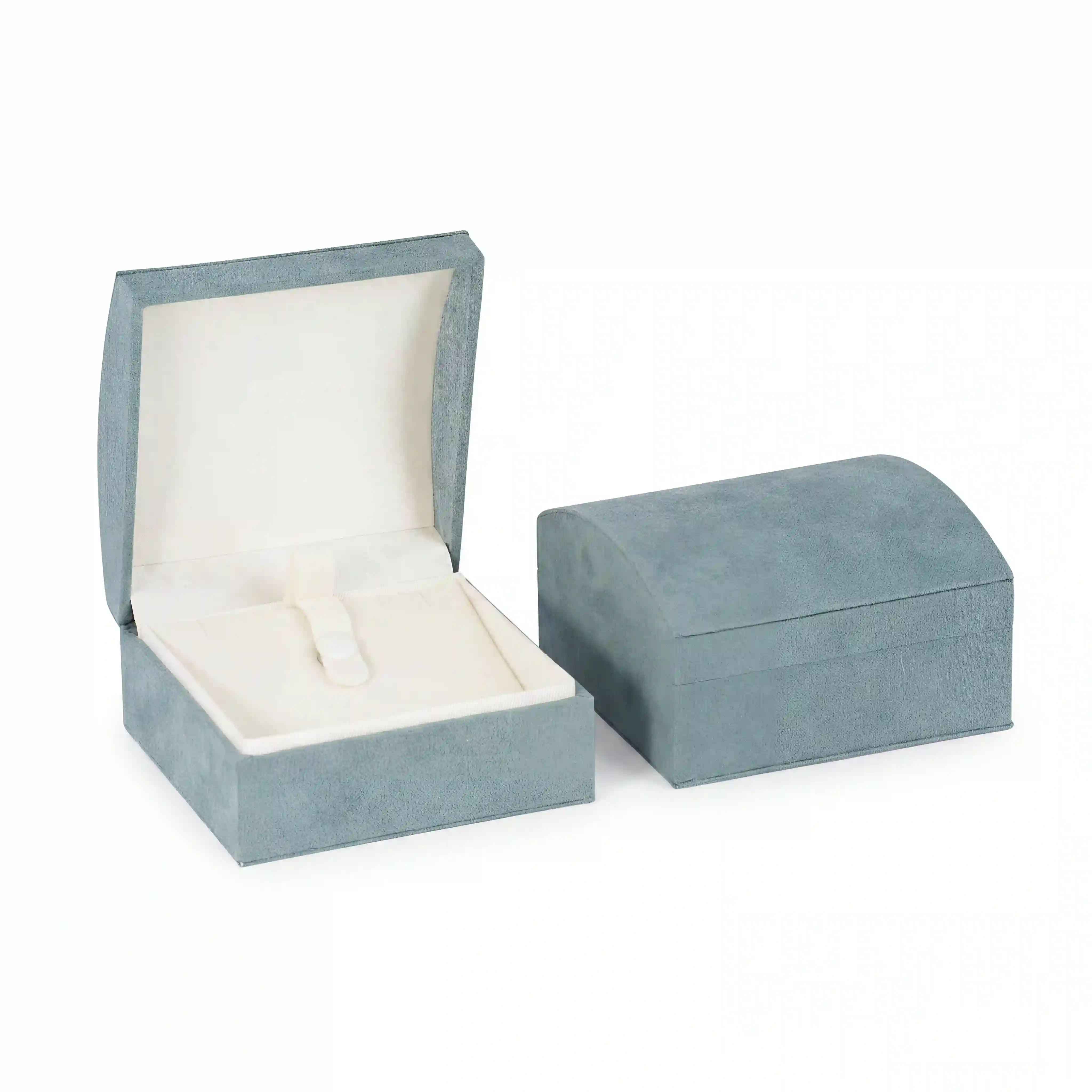 Empaque de presentación de 9 × 9 × 5 cm, con formato amplio y acabado premium. Ideal para dar mayor protagonismo a la joya y reforzar una imagen de lujo.