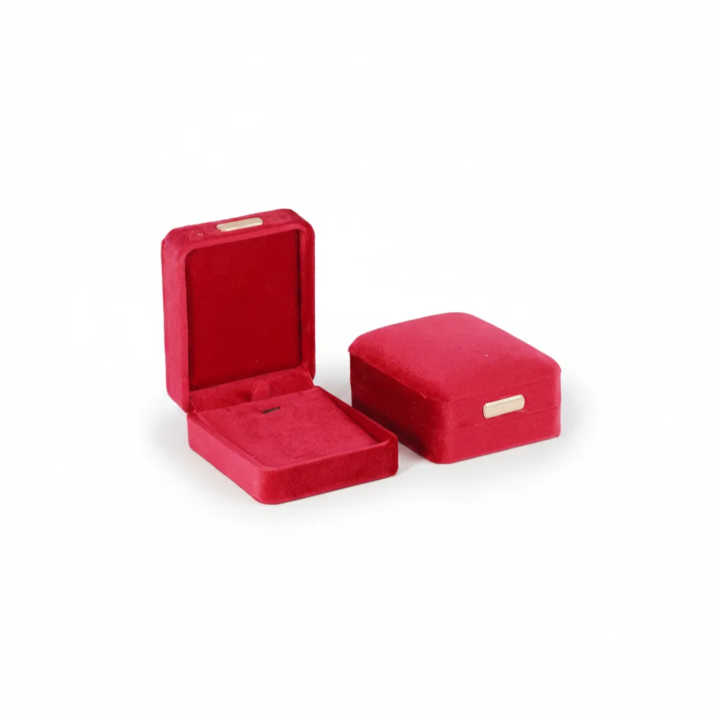 Empaque premium en tono rojo de 7,5 × 9,5 × 4,3 cm, ideal para destacar la joya con una presentación vibrante, sofisticada y memorable.