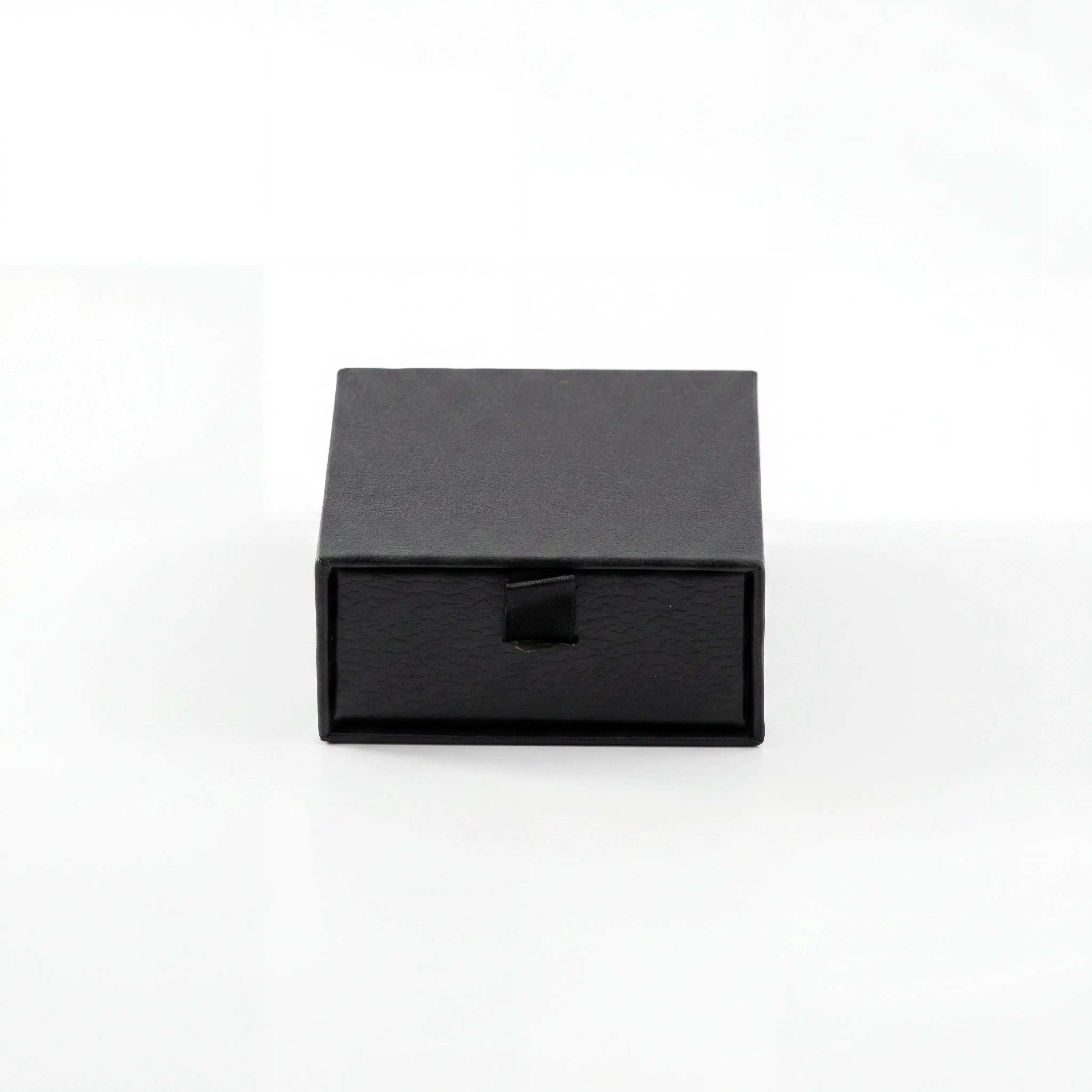 Empaque deslizable de 8 × 8 × 3,2 cm, práctico y sofisticado. Su apertura tipo cajón aporta una experiencia más premium al momento de entregar la joya.
