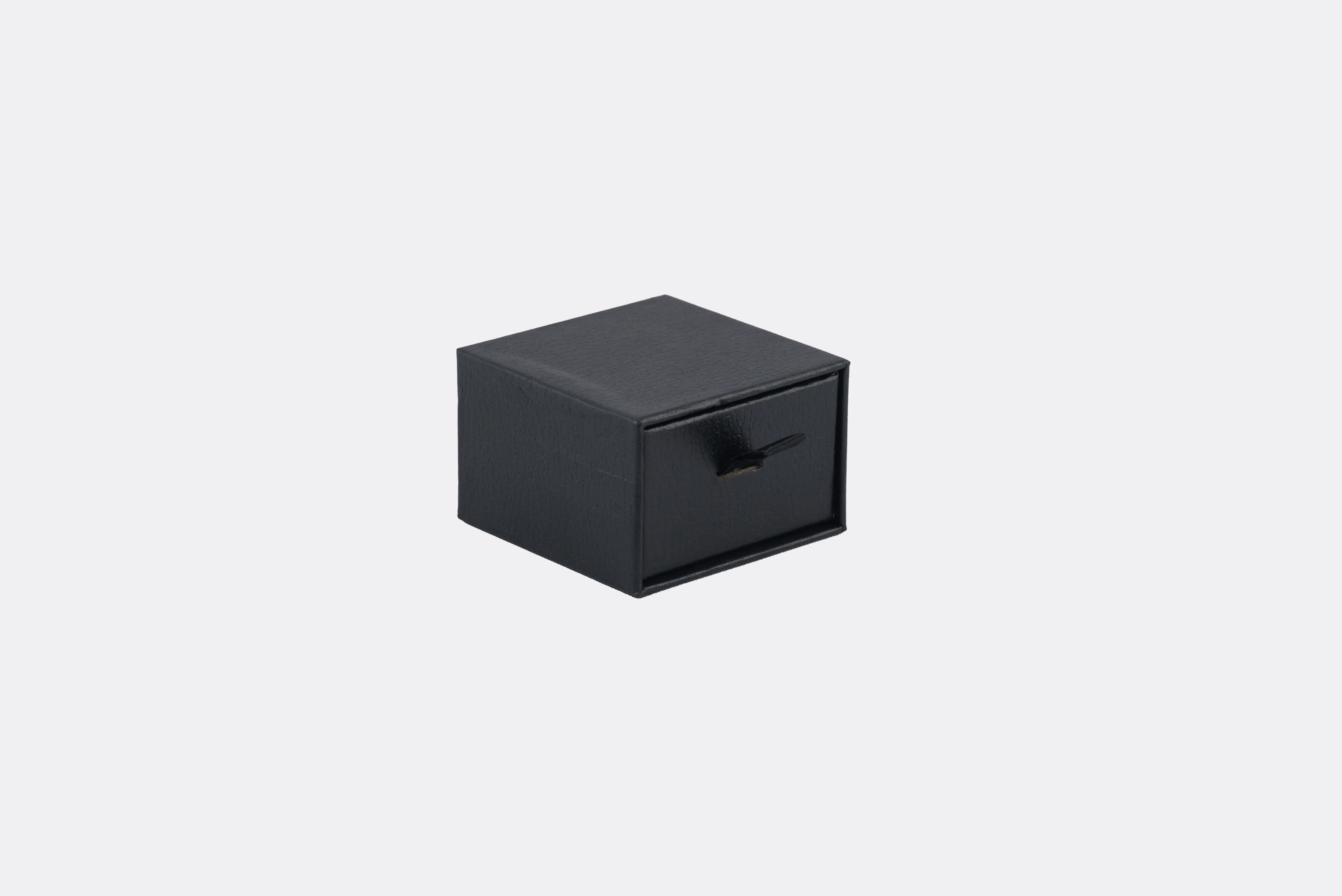 Empaque deslizable compacto de 5 × 5 × 3,5 cm, ideal para piezas pequeñas de joyería. Su formato práctico y elegante lo convierte en una excelente opción para presentaciones delicadas.