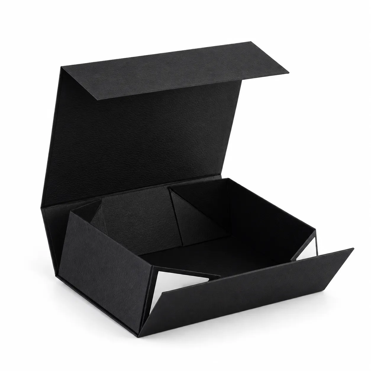 Caja rectangular armable de 28 × 20 × 9 cm, en color negro y sin logo. Su formato amplio y elegante es ideal para crear regalos corporativos, kits especiales y presentaciones de mayor volumen.